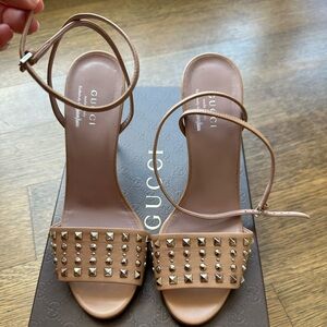 GUCCI - neutral stud heels
